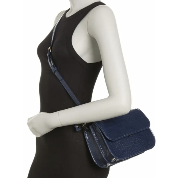 Fire Saddle Flap crossbody bag with gold accent - Picture 4 of 5